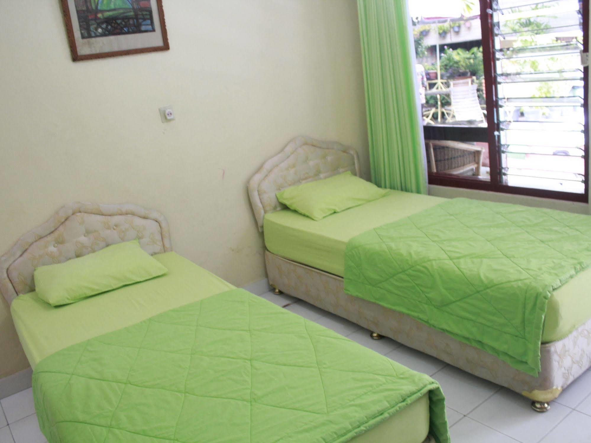 Oyo 585 Hotel Perwita Sari Yogyakarta Ngoại thất bức ảnh
