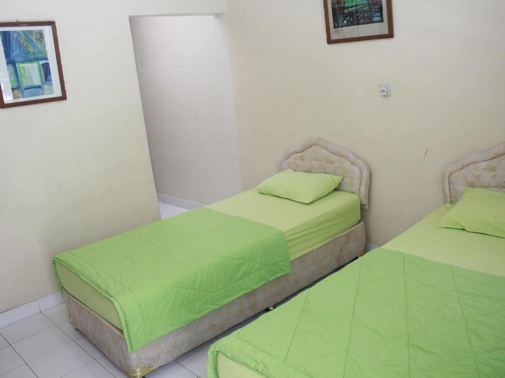 Oyo 585 Hotel Perwita Sari Yogyakarta Ngoại thất bức ảnh