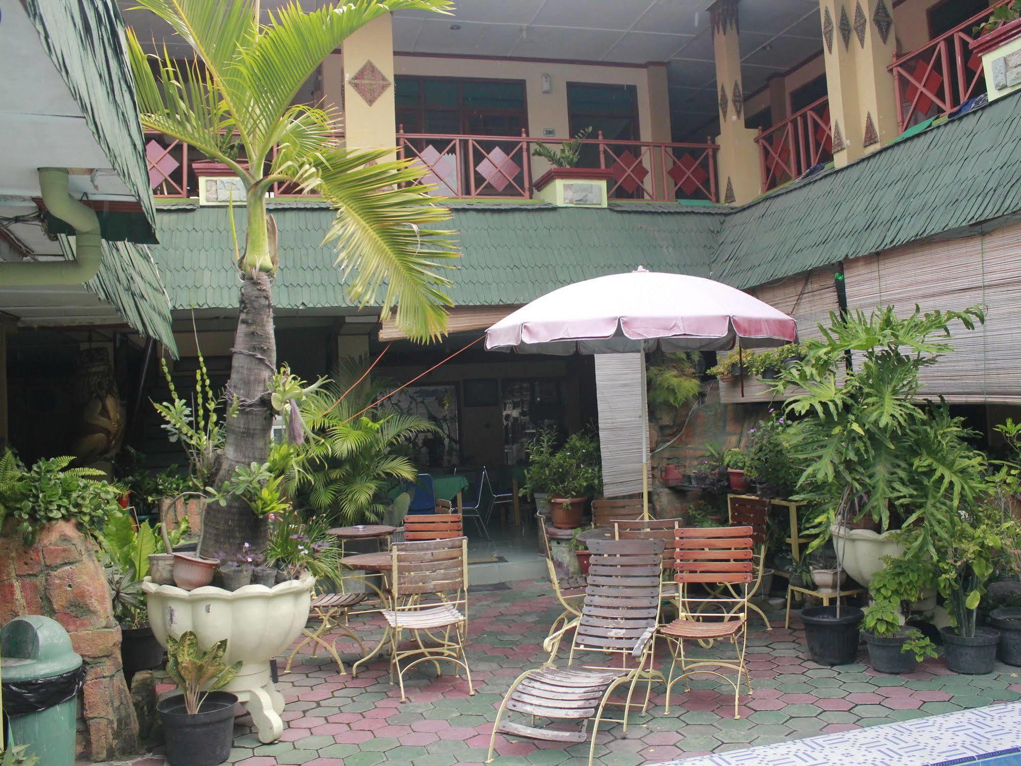 Oyo 585 Hotel Perwita Sari Yogyakarta Ngoại thất bức ảnh