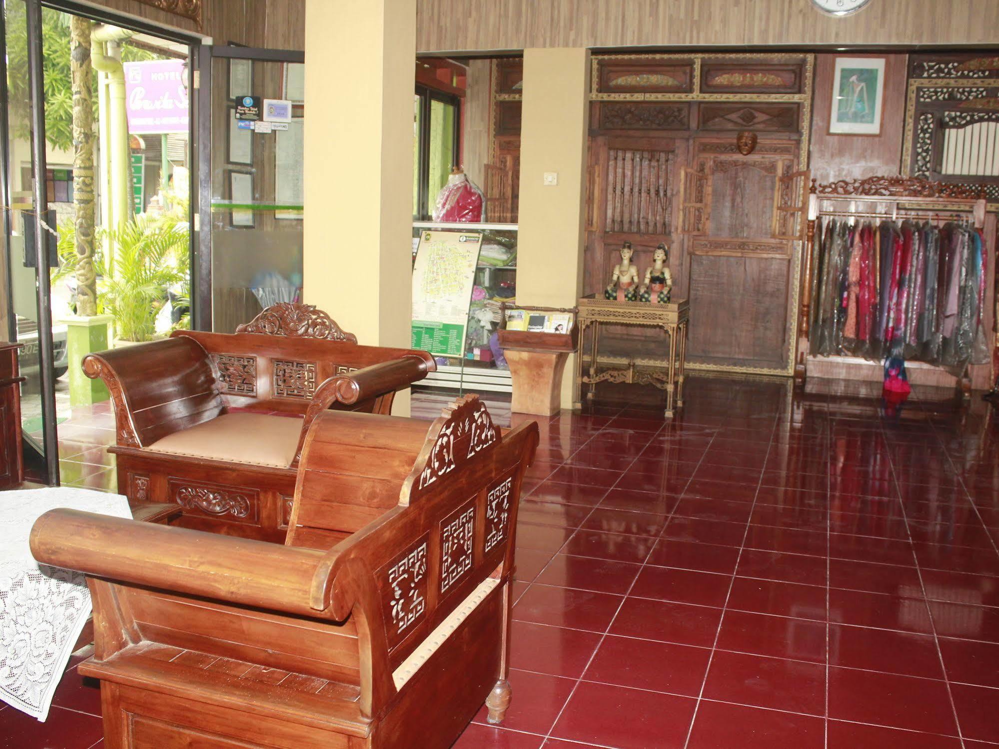 Oyo 585 Hotel Perwita Sari Yogyakarta Ngoại thất bức ảnh