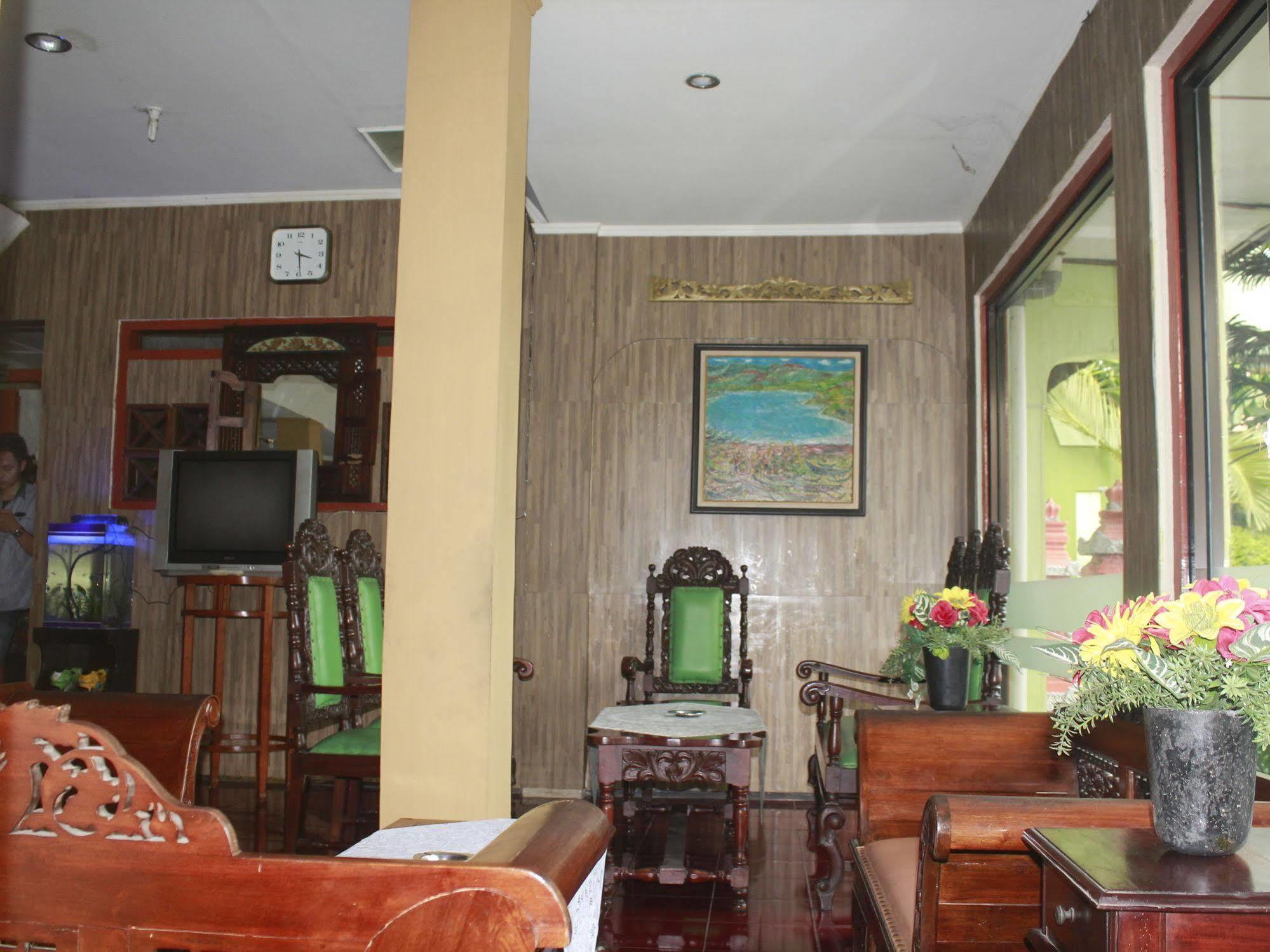 Oyo 585 Hotel Perwita Sari Yogyakarta Ngoại thất bức ảnh