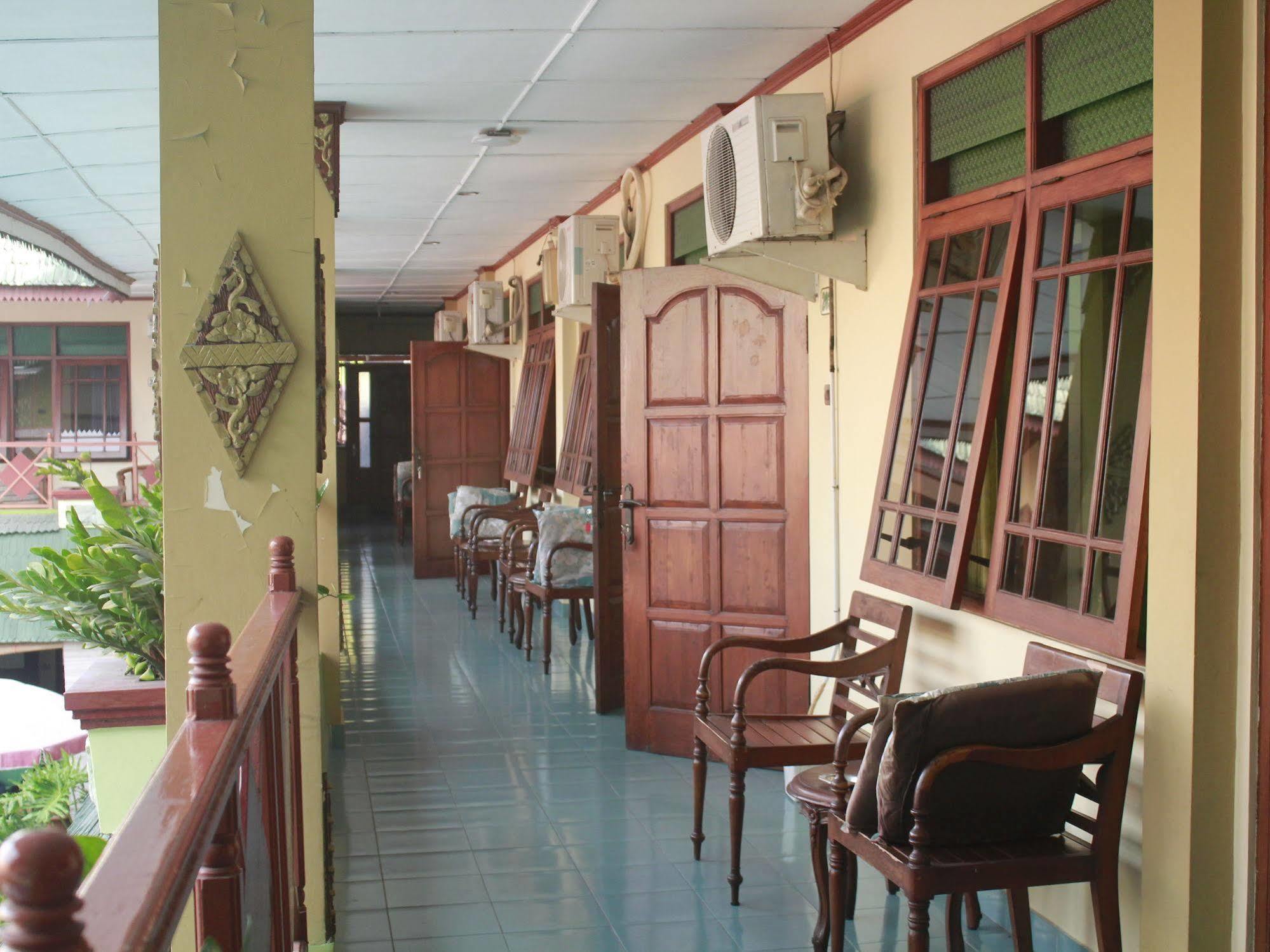 Oyo 585 Hotel Perwita Sari Yogyakarta Ngoại thất bức ảnh