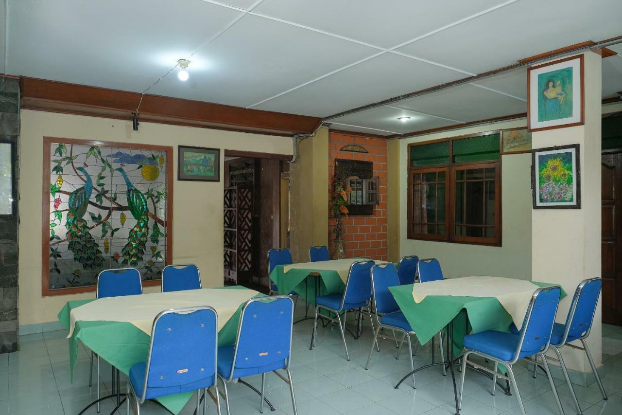 Oyo 585 Hotel Perwita Sari Yogyakarta Ngoại thất bức ảnh